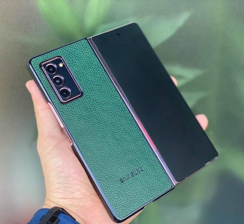 Ốp Lưng Samsung Galaxy Z Fold 2 Leather Case chất liệu da công nghiệp cao cấp hoạ tiết sang chảnh nỗi bậc logo hãng, ốp có dạng nhựa màu đen kết hợp cùng vân da nhiều màu sắc khác nhau 
